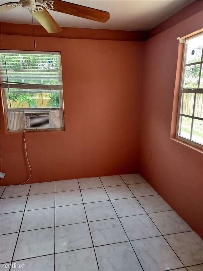 Foto del edificio - 2 br, 2 bath House - 120 NE 26th Ct