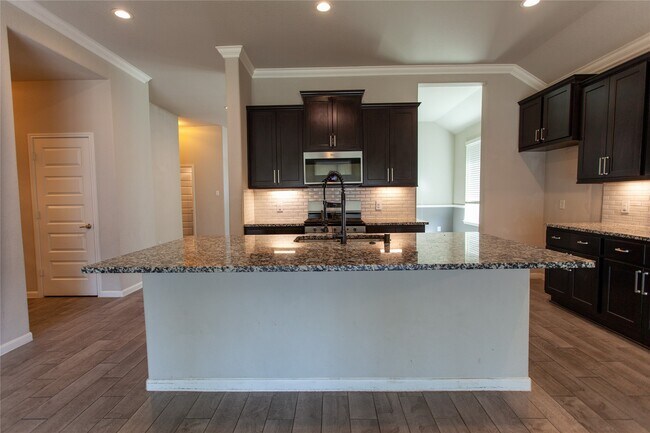 Foto del edificio - 5826 Euclid Loop