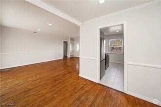 Building Photo - 1044 E Hassett Ave