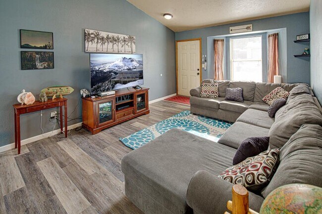 Foto del edificio - FOR RENT: Unfurnished Pet friendly Single Story 3 bed, 2 bath, 2 car garage w/large fenced lot