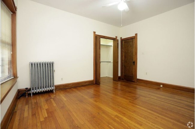 Resplandecientes pisos de madera noble - 5757-59 N Winthrop Ave