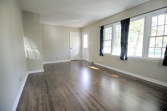 Foto del edificio - Super Southwest Durham home with fenced in...