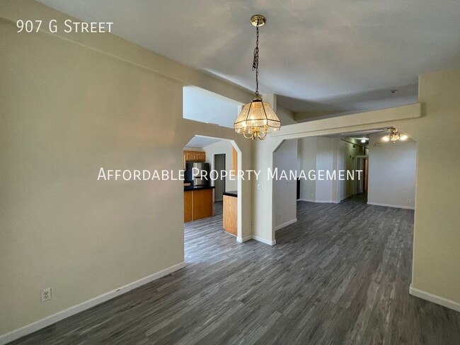 Building Photo - 907 G St