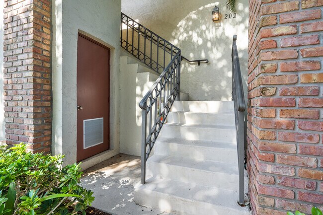 Building Photo - 8049 Aberdeen Dr