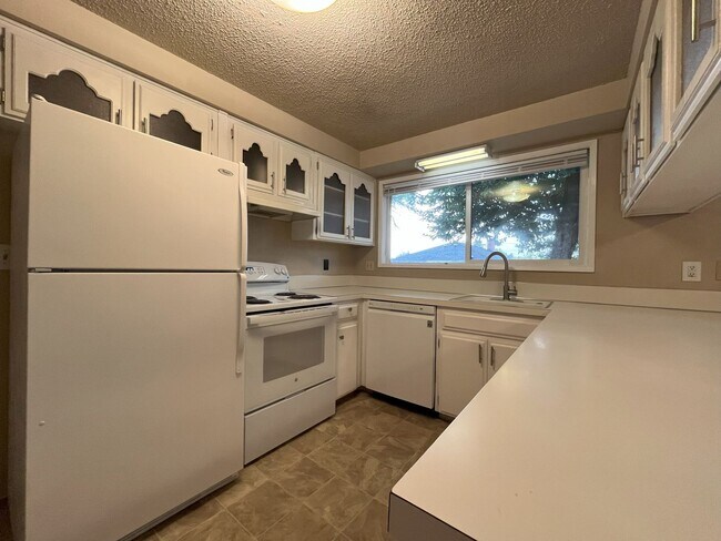 Foto del edificio - Cozy Living with Open Floor Plan, Large La...