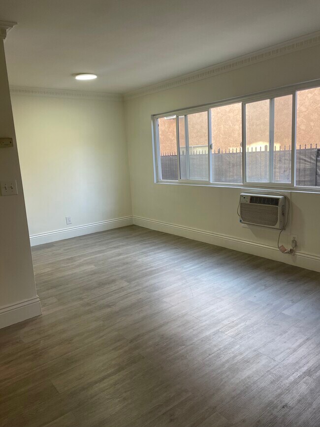 Dining Area - 1631 N Harvard Blvd