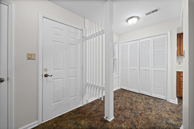 Foto del edificio - Light and bright 2-primary suite, 2-bath condo in Firethorne of Charlotte.
