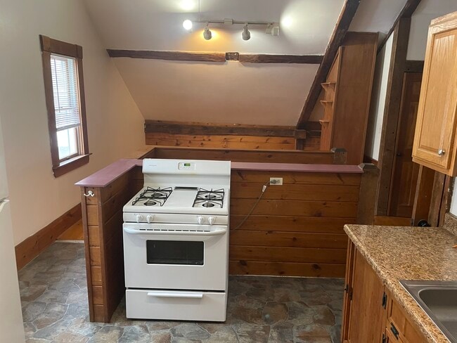 Building Photo - 35 Pleasant St