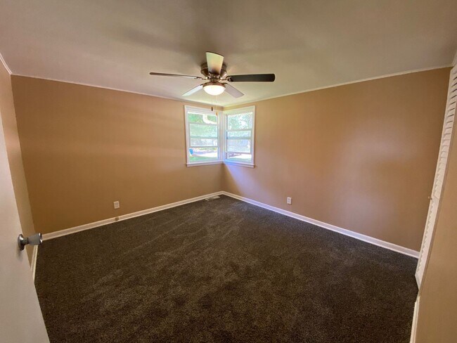 Foto del edificio - Cozy Silvis Home With Huge Fenced Yard and Attached Garage!