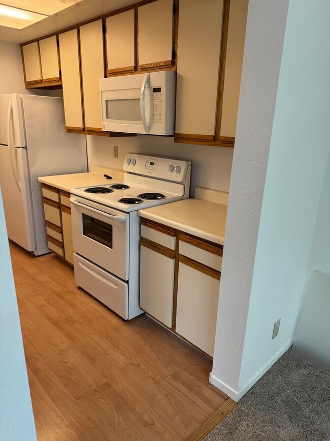 Building Photo - Single Level Lower Condo at Woodside Terrace