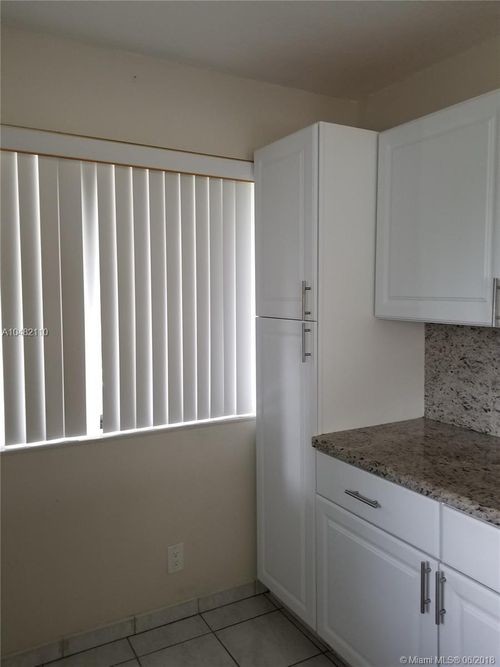 Foto del edificio - 325 Lakeview Dr