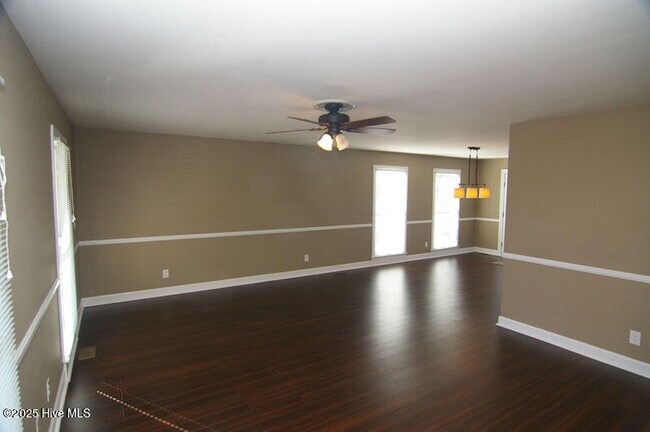 Foto del edificio - 709 Spring Run Rd