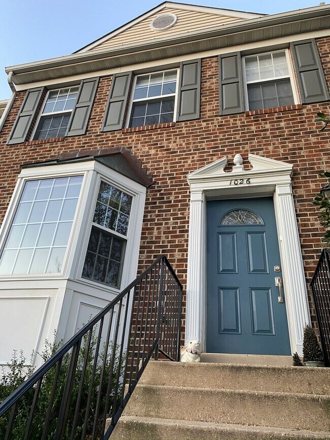 Foto del edificio - Spacious 3 BR/2.5 BA 2-Level Condo in Crof...