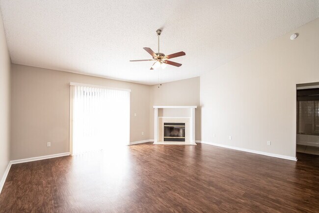 Foto del edificio - 14027 Crestwick Dr W
