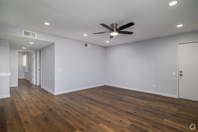 2 habitaciones, 2 baños - 1050 pies cuadrados - Sala de estar - San Jacinto Village Apartments