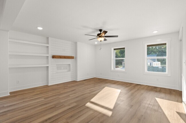 Foto del edificio - 1354 Isaiah Dr