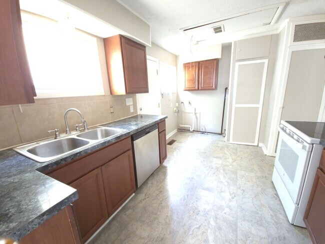 Foto del edificio - Churchill remodeled 3 bedroom home with ga...