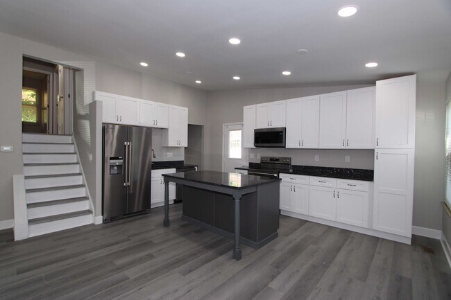 Building Photo - Stunning Remodeled 4 Bed 2 Bath Home