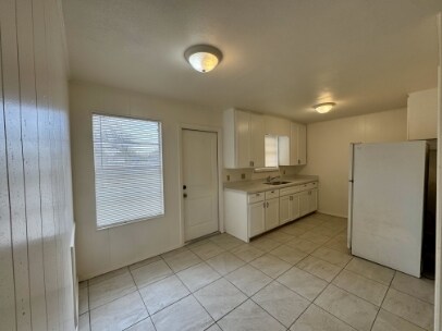 Building Photo - 1104 W Siesta Dr
