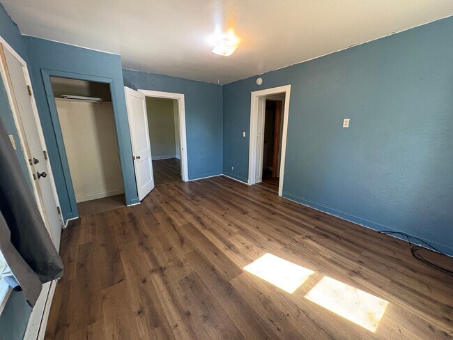 Building Photo - 511 1/2 7th Avenue