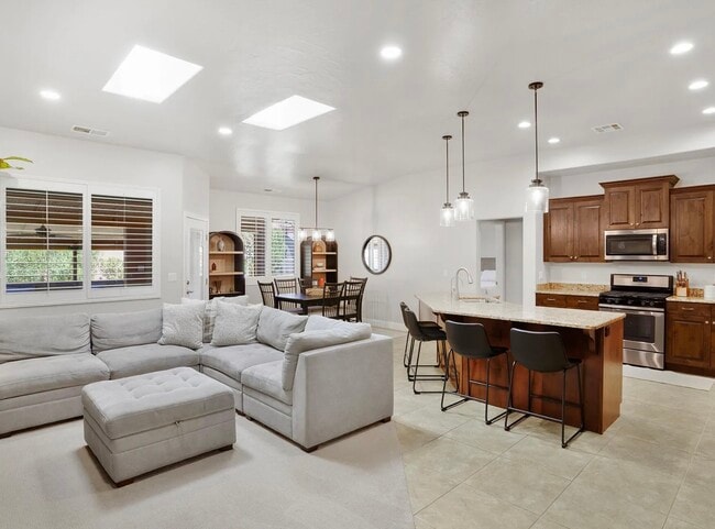 Building Photo - 529 E Dry Springs Ln