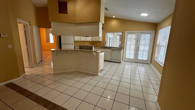 Building Photo - SPACIOUS 4-BEDROOM HOME WITH SCREENED POOL IN SE CAPE CORAL