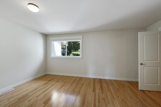 Building Photo - 3 bedroom in Bellevue WA 98007