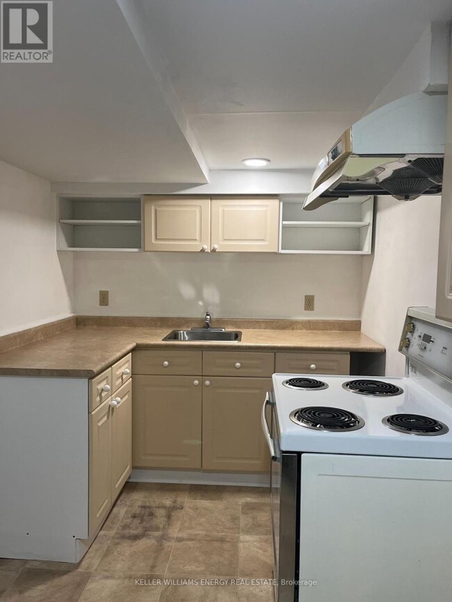 Building Photo - 592 Radisson Ave