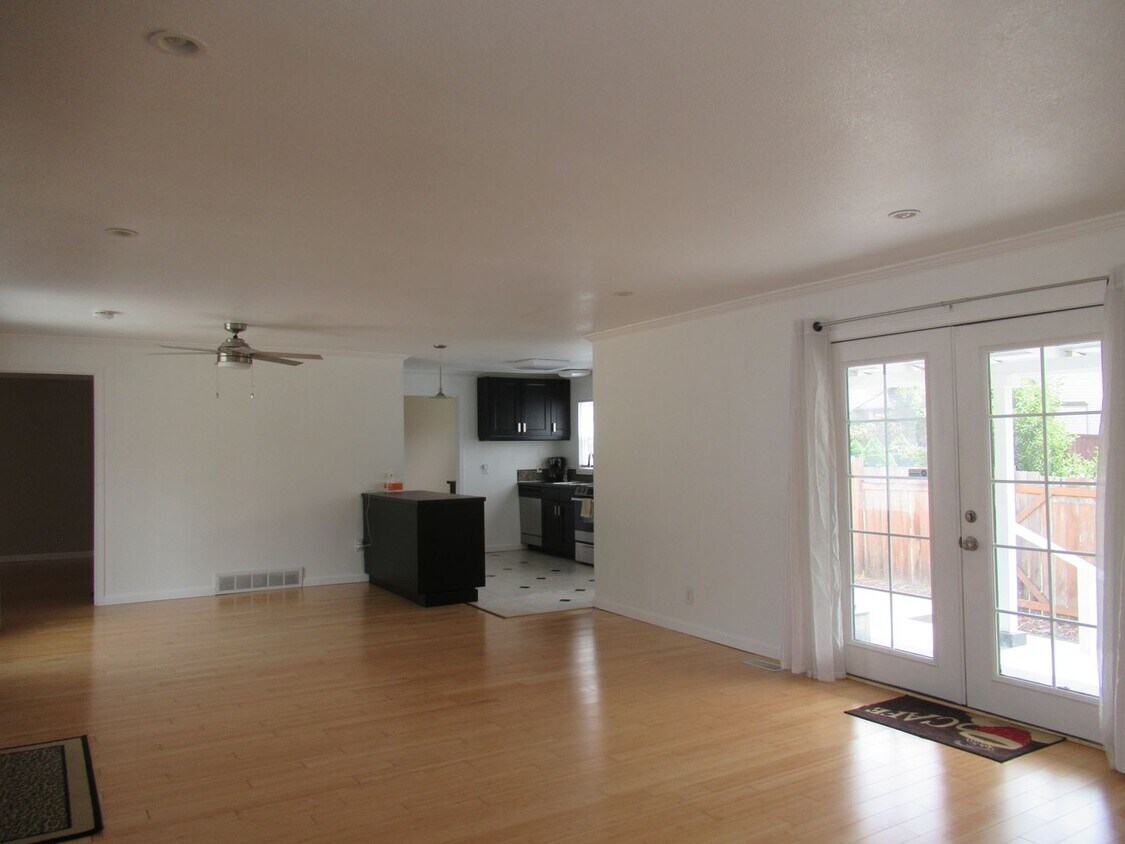 Primary Photo - Light and bright 3 bedroom, 2 bath rambler...