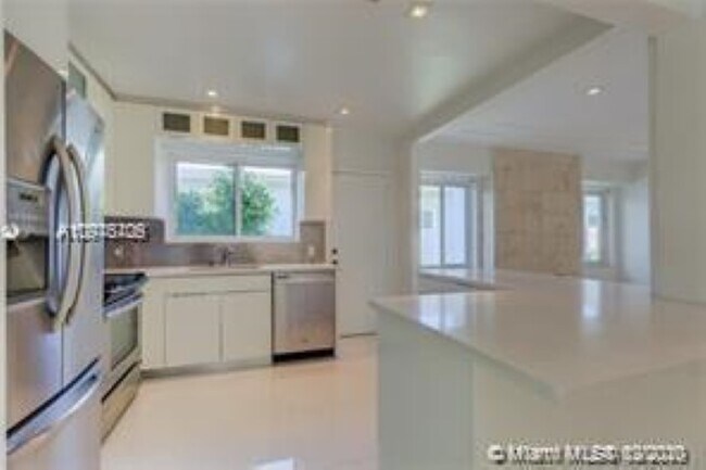 Foto del edificio - 9264 Dickens Ave