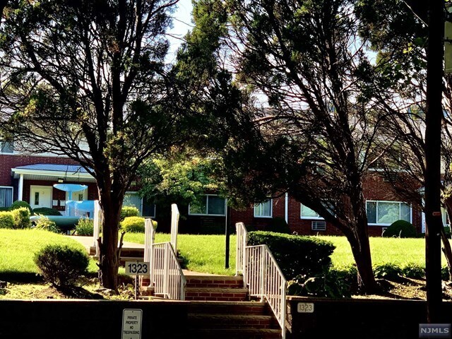Foto del edificio - 1323 Anderson Ave
