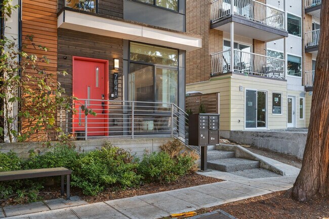 Foto del edificio - 673 Belmont Pl E