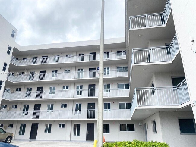 Foto del edificio - 9911 W Okeechobee Rd