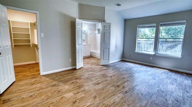 Foto del edificio - 711 House Creek Dr