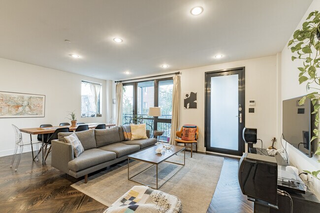 Foto del edificio - 245 Manhattan Ave