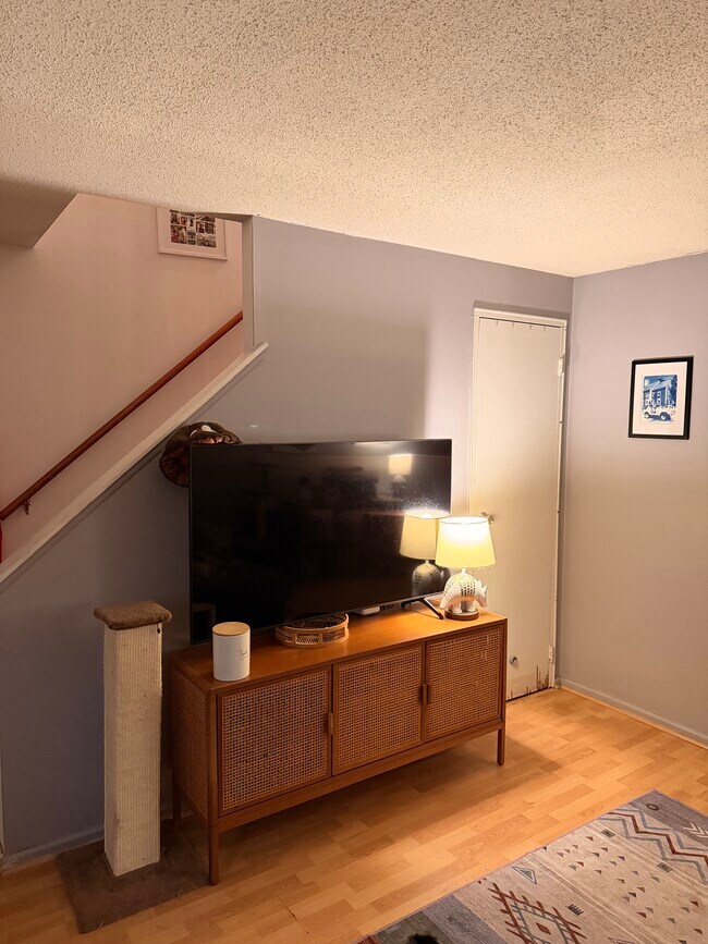 Sala de estar - 211 E Main St