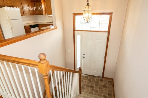 Building Photo - 3-bed 2-bath 2-Garage split-entry Duplex  ...