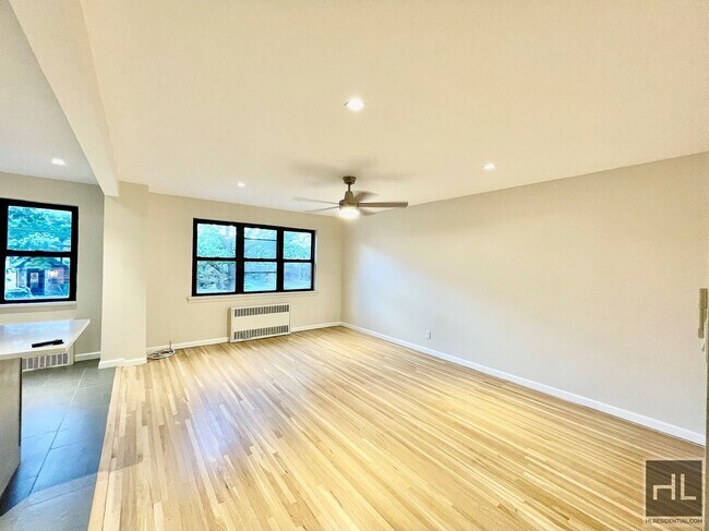 Building Photo - Stunning gut renovated 2.5 bedroom w/share...