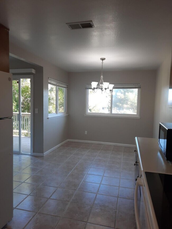 Building Photo - Beautifully maintained engineered wood flo...