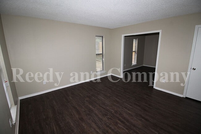 Building Photo - 2831 Gruber Dr