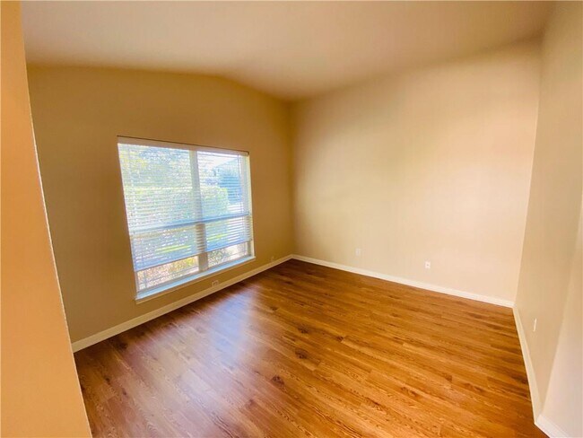 Foto del edificio - 220 Buckingham Dr