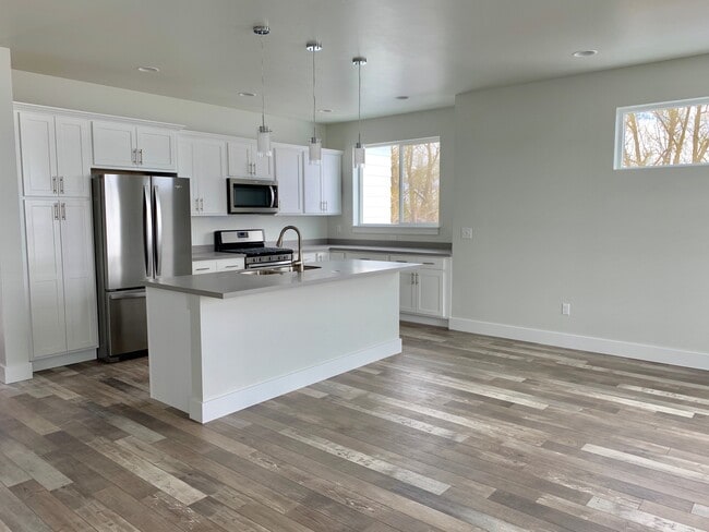 Building Photo - 2008 Chipset St