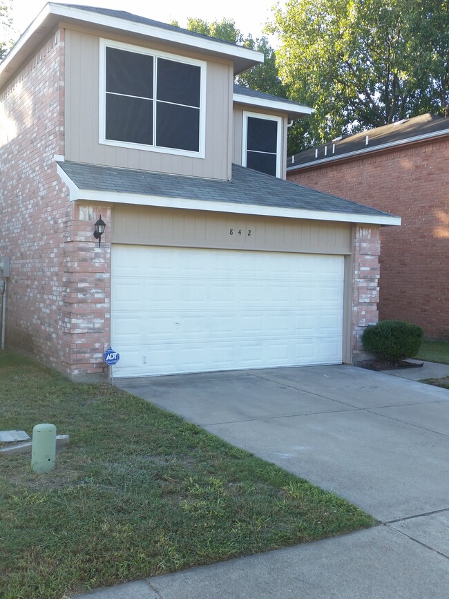 Beautiful home with 2-car garage and solar screens for energy efficiency - 842 Gable Avenue