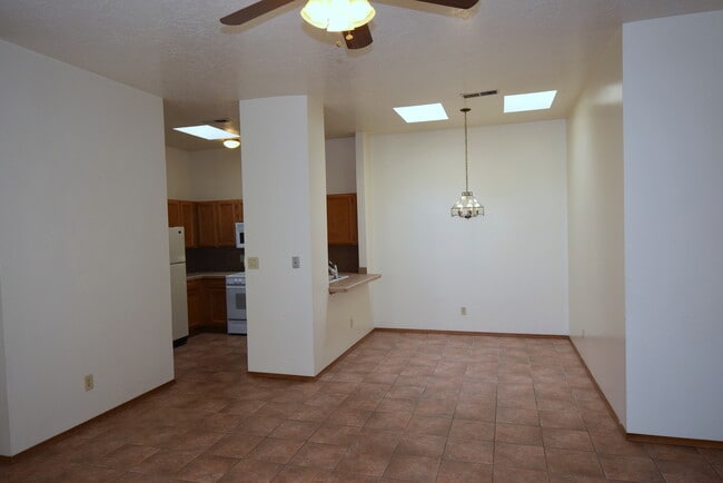 Building Photo - Great 2 Bedroom + Study Home In Taylor Ranch!
