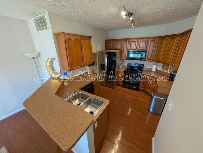 Foto del edificio - Avon Lake 3-Bedroom Condo with Pool, Tennis Courts & Lawn Care Included