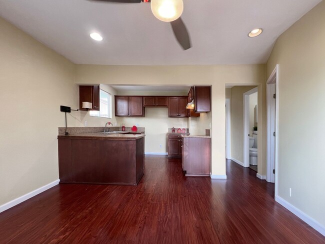 Foto del edificio - **5886 Lemon Ave Long Beach** 2 Bedroom 1 ...