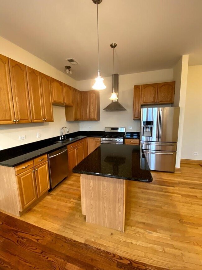 Building Photo - 3 bedroom in Chicago IL 60608
