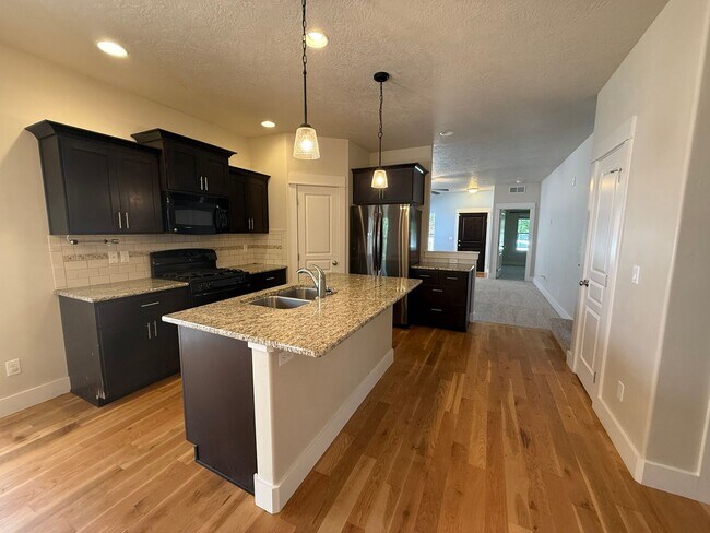 Foto del edificio - Spacious 3 Bedroom Home with Main-Level Primary Suite in Greenbriar Commons