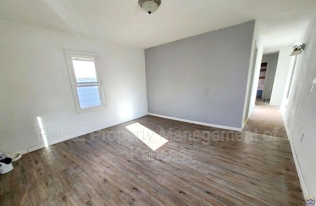 Building Photo - 520 NE Sardou Ave