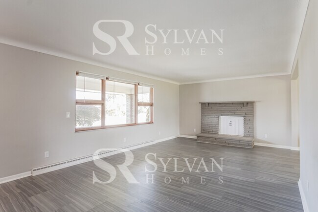 Building Photo - Feel welcome and comfortable in this lovel...